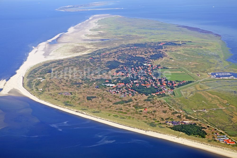 Spiekeroog von oben - Küstenbereich der Ostfriesischen Insel Spiekeroog im Bundesland Niedersachsen