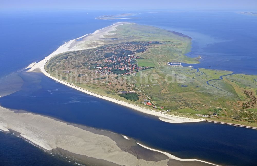 Spiekeroog aus der Vogelperspektive: Küstenbereich der Ostfriesischen Insel Spiekeroog im Bundesland Niedersachsen