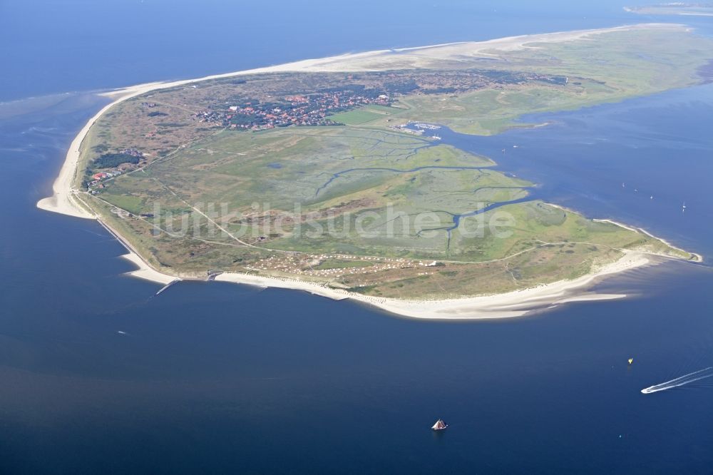 Spiekeroog von oben - Küstenbereich der Ostfriesischen Insel Spiekeroog im Bundesland Niedersachsen