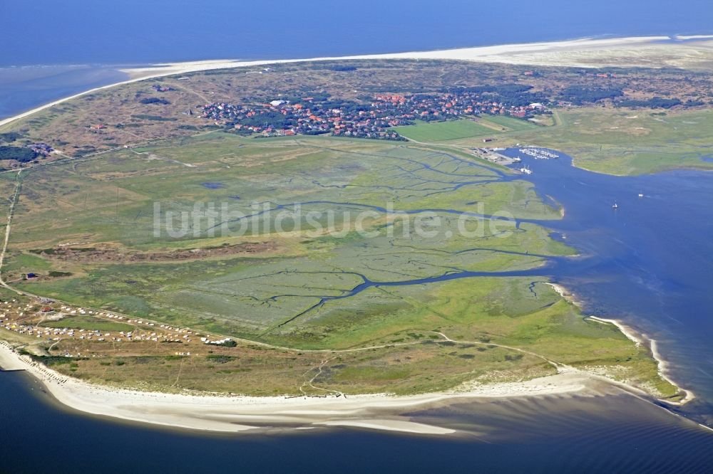 Spiekeroog aus der Vogelperspektive: Küstenbereich der Ostfriesischen Insel Spiekeroog im Bundesland Niedersachsen