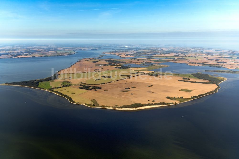 Garz/Rügen von oben - Küstenbereich der Ostsee mit Feldlandschaft auf der Insel in Garz/Rügen im Bundesland Mecklenburg-Vorpommern, Deutschland