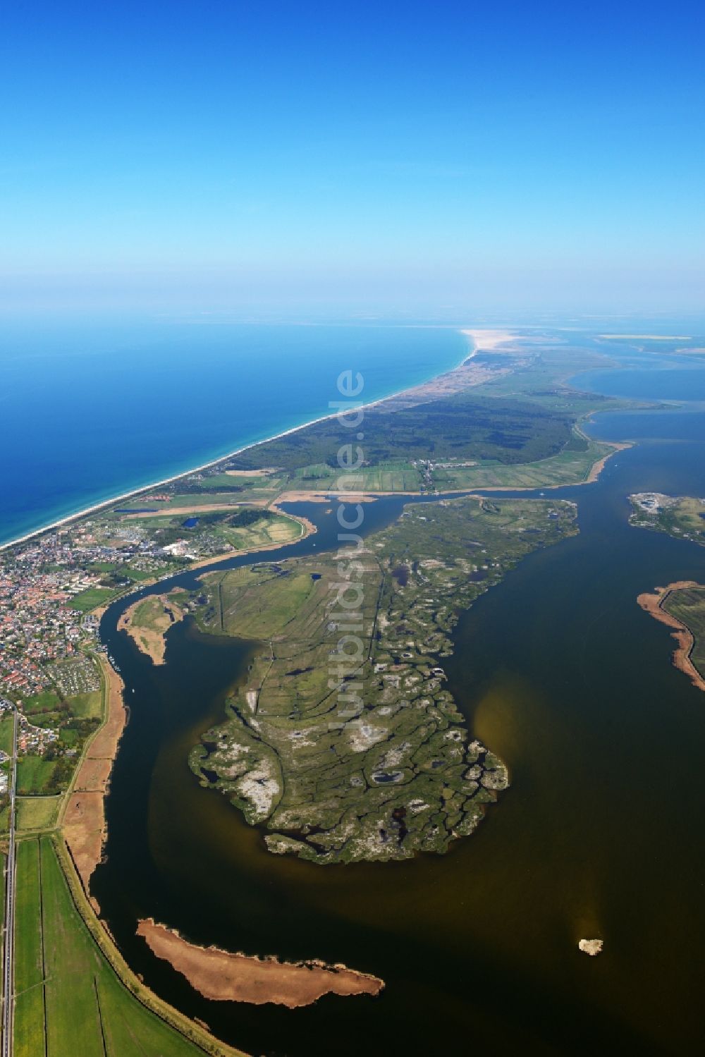 Zingst von oben - Küstenbereich der Ostsee - Insel Großer Kirr im Bundesland Mecklenburg-Vorpommern