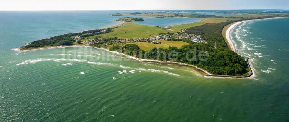 Luftaufnahme Thiessow - Küstenbereich der Ostsee - Insel Rügen im Ortsteil Mönchgut in Thiessow im Bundesland Mecklenburg-Vorpommern