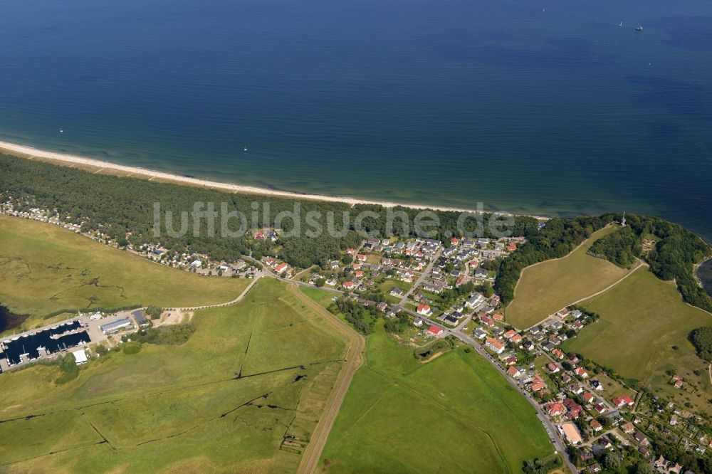 Thiessow von oben - Küstenbereich der Ostsee - Insel Rügen im Ortsteil Mönchgut in Thiessow im Bundesland Mecklenburg-Vorpommern