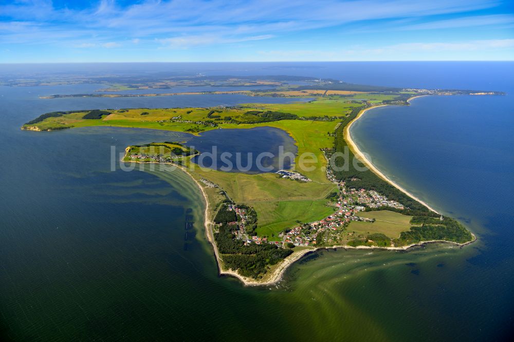 Luftaufnahme Thiessow - Küstenbereich der Ostsee - Insel Rügen im Ortsteil Mönchgut in Thiessow im Bundesland Mecklenburg-Vorpommern