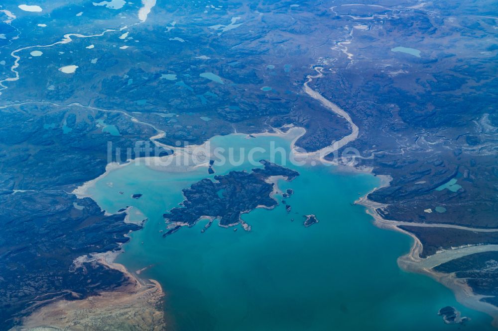 Qikqiktajuak Island aus der Vogelperspektive: Küstenbereich Qikqiktajuak Island - Insel in in Kanada