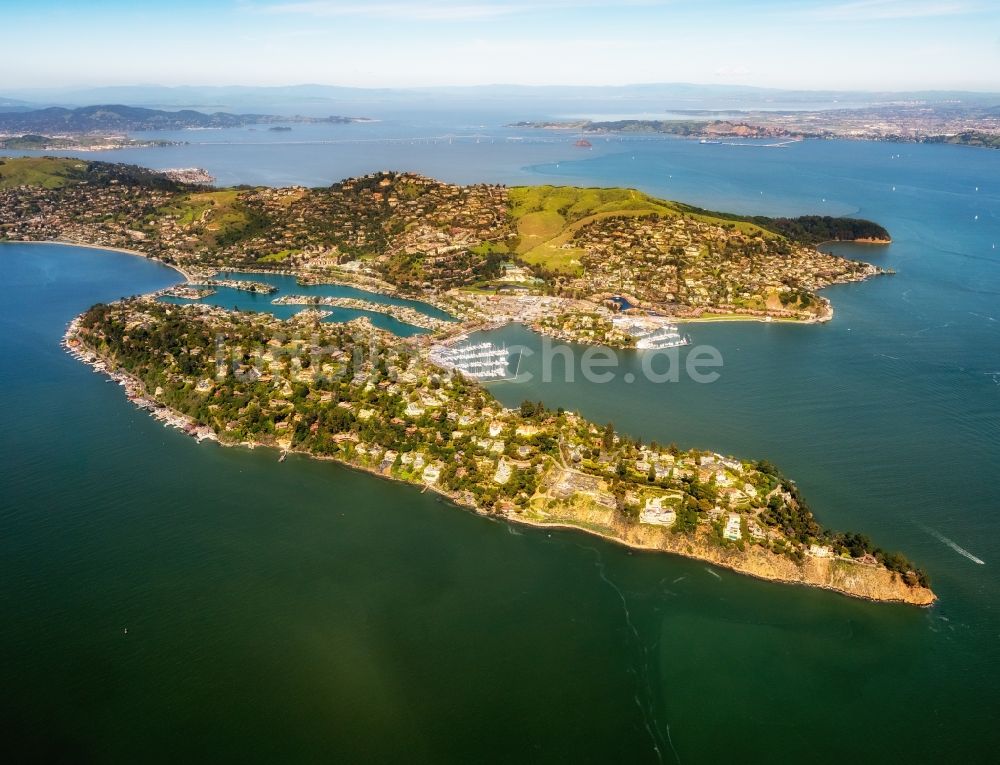 Luftaufnahme Belvedere Tiburon - Küstenbereich der Richardson Bay - Insel in Belvedere Tiburon in USA