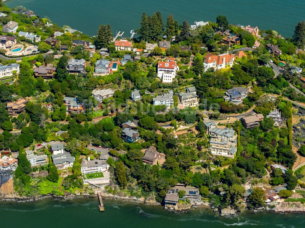 Belvedere Tiburon aus der Vogelperspektive: Küstenbereich der Richardson Bay - Insel in Belvedere Tiburon in USA