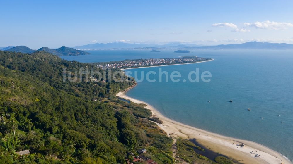 Florianopolis aus der Vogelperspektive: Küstenbereich am Südatlantik - Insel in Florianopolis in Santa Catarina, Brasilien