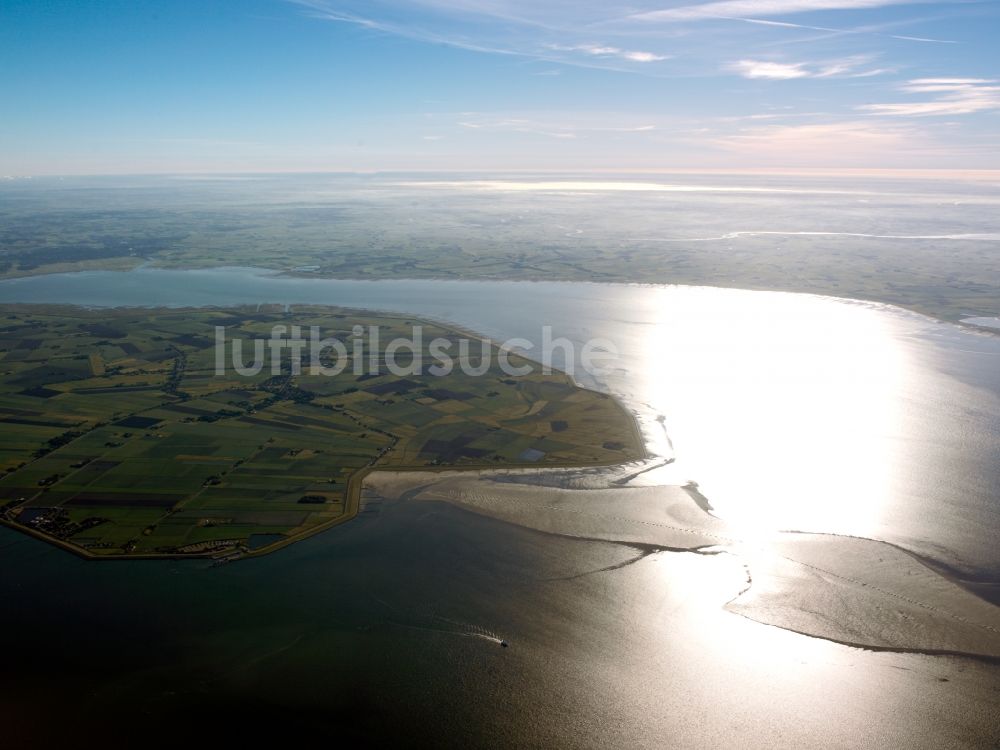 Luftbild Nordstrand - Küstenbereich Wiesen und Felder der Halbinsel in Nordstrand im Bundesland Schleswig-Holstein, Deutschland