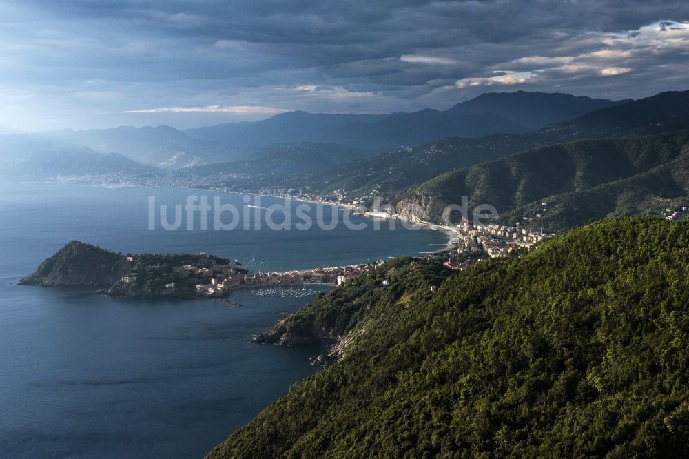 Portofino aus der Vogelperspektive: Küstenlandschaft mit Blick auf die Hafenbucht der Stadt Portofino in Liguria in Italien