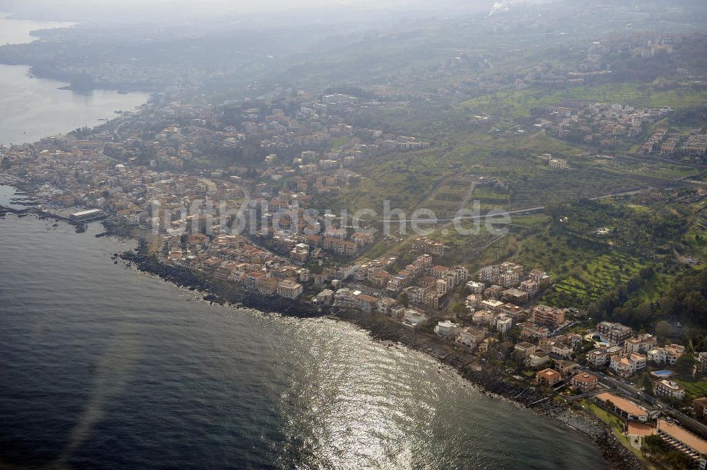 Aci Trezza von oben - Küstenverlauf am Mittelmeer am Stadtzentrum von Aci Trezza auf Sizilien in Italien