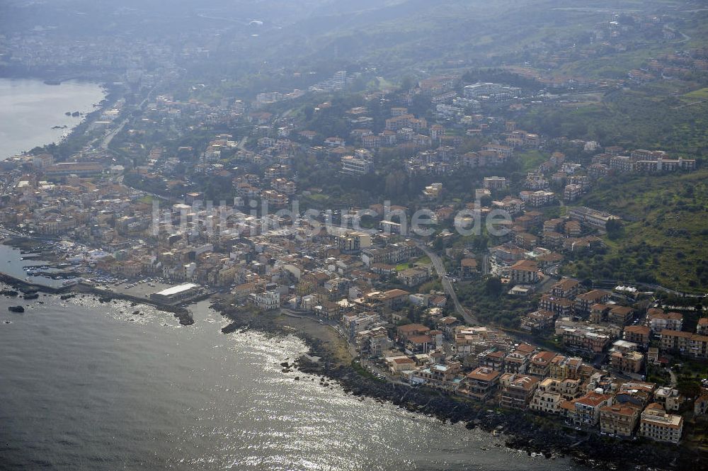 Aci Trezza aus der Vogelperspektive: Küstenverlauf am Mittelmeer am Stadtzentrum von Aci Trezza auf Sizilien in Italien