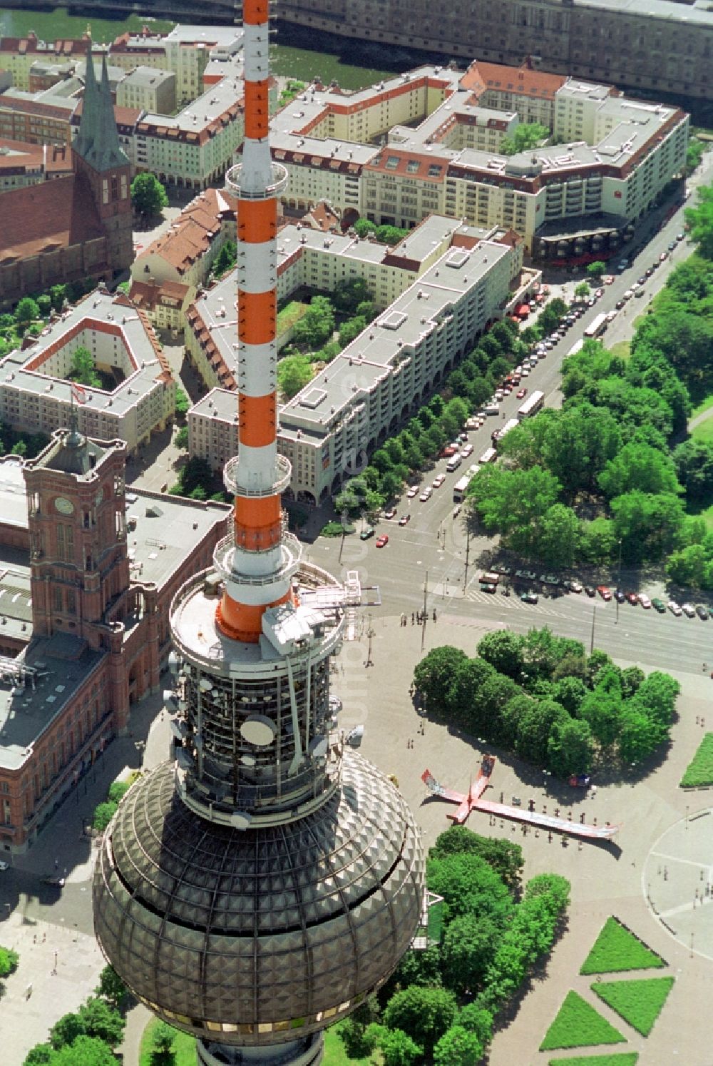 Berlin von oben - Kugel des Berliner Fernsehturm in Berlin-Mitte im Stadtzentrum Ost