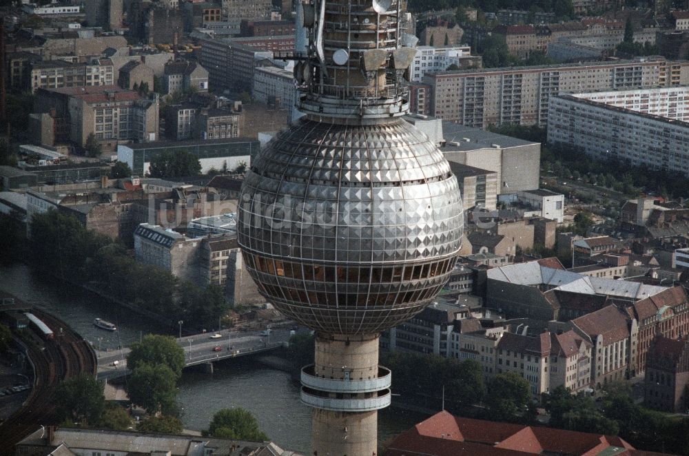 Luftbild Berlin - Kugel des Berliner Fernsehturm im Stadtzentrum Ost der Bundes- Hauptstadt Berlin