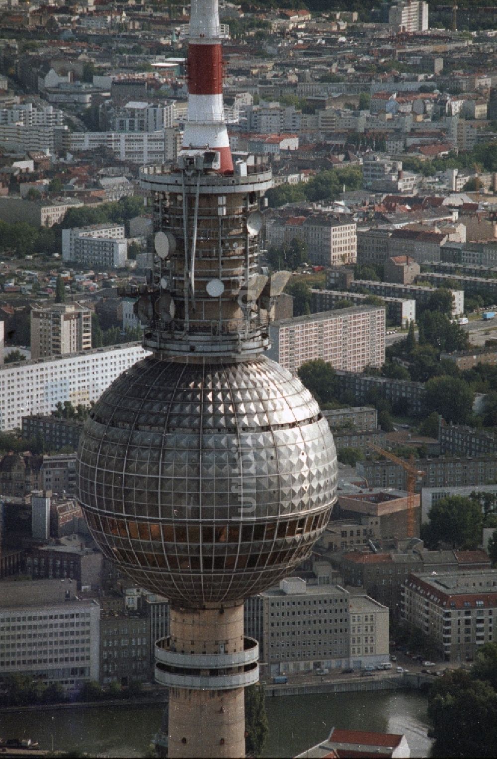 Luftaufnahme Berlin - Kugel des Berliner Fernsehturm im Stadtzentrum Ost der Bundes- Hauptstadt Berlin