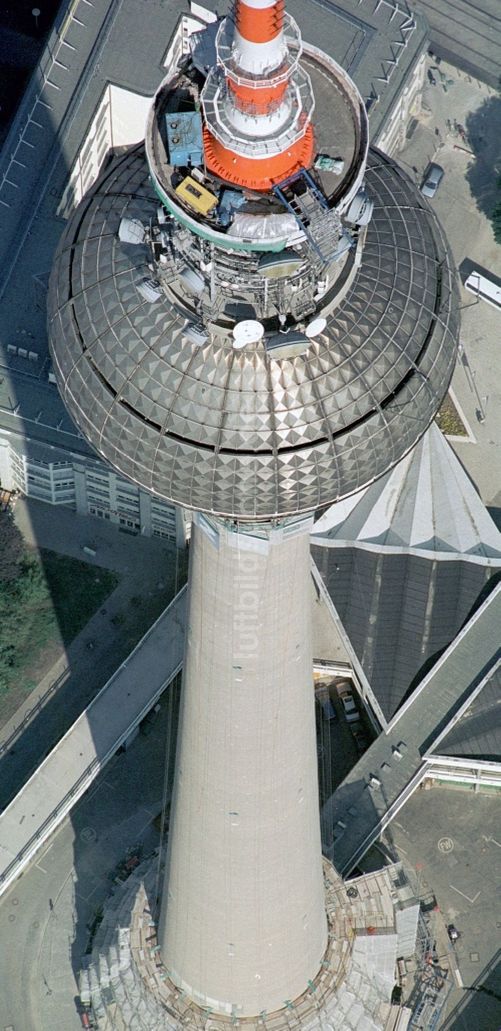 Berlin aus der Vogelperspektive: Kugel des Berliner Fernsehturm im Stadtzentrum Ost der Bundes- Hauptstadt Berlin