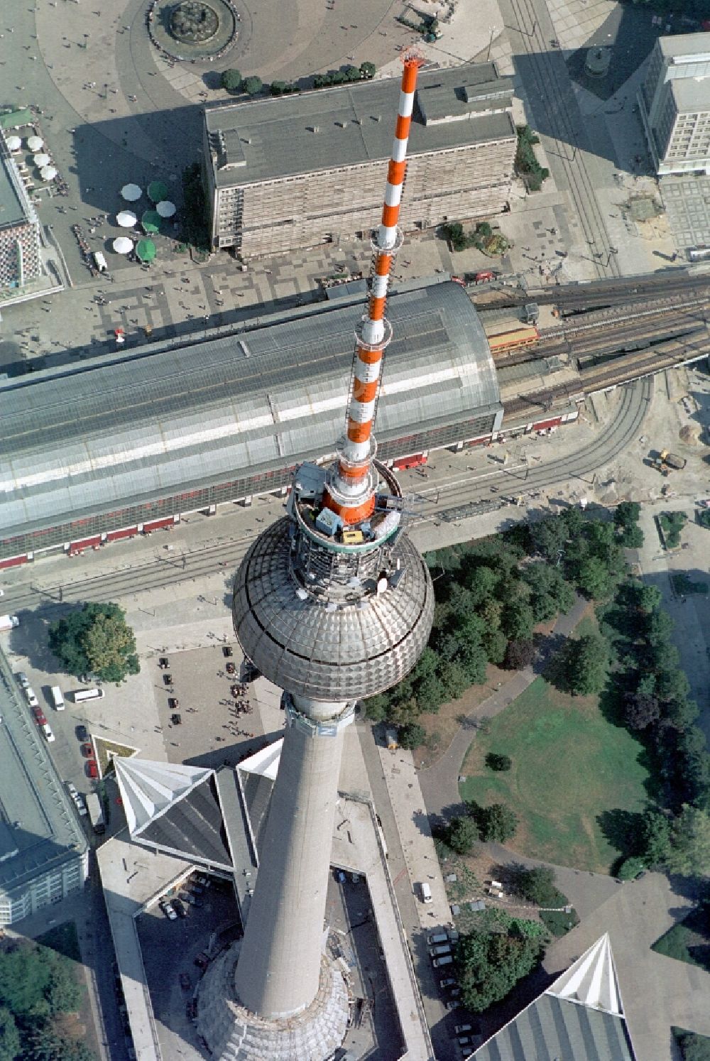 Luftbild Berlin - Kugel des Berliner Fernsehturm im Stadtzentrum Ost der Bundes- Hauptstadt Berlin