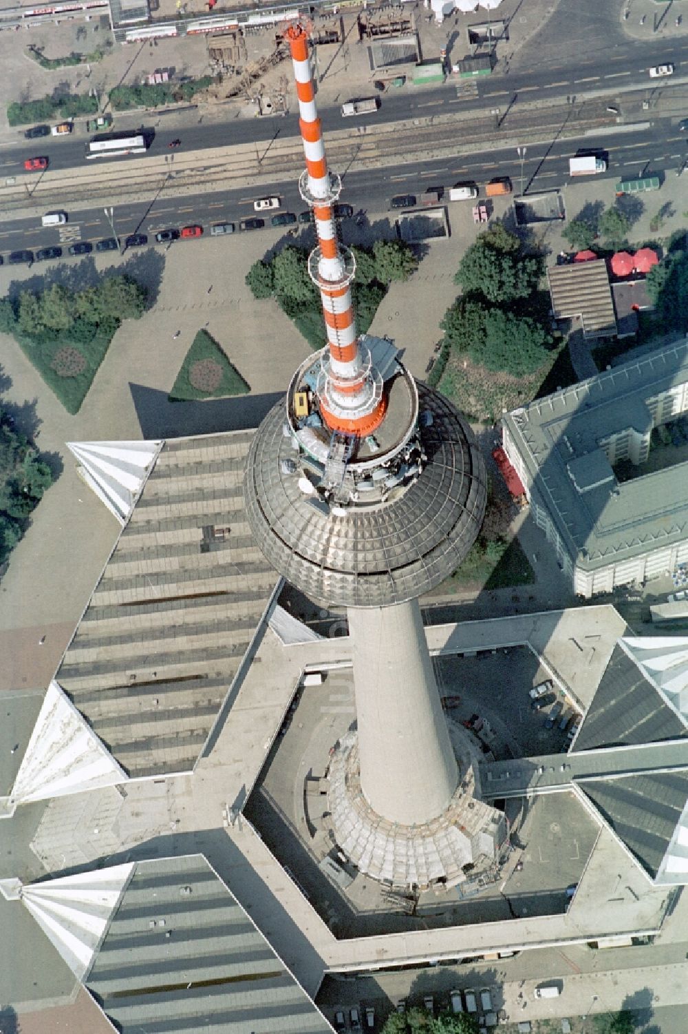 Luftaufnahme Berlin - Kugel des Berliner Fernsehturm im Stadtzentrum Ost der Bundes- Hauptstadt Berlin