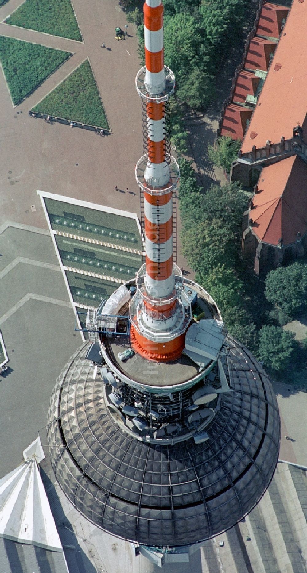 Berlin aus der Vogelperspektive: Kugel des Berliner Fernsehturm im Stadtzentrum Ost der Bundes- Hauptstadt Berlin