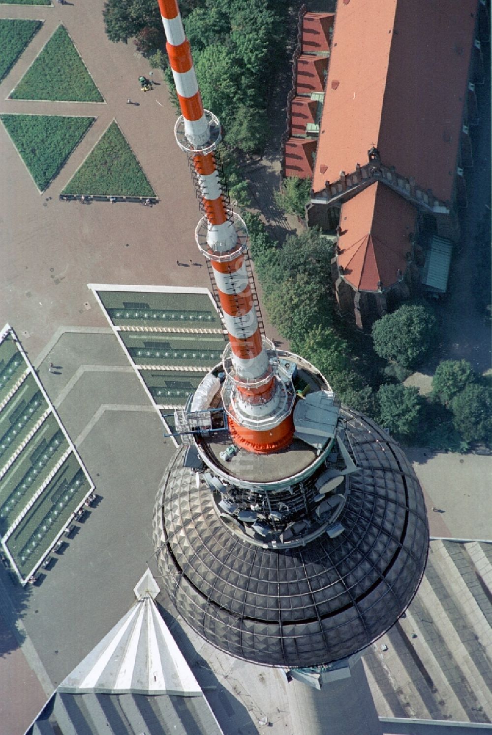 Luftbild Berlin - Kugel des Berliner Fernsehturm im Stadtzentrum Ost der Bundes- Hauptstadt Berlin