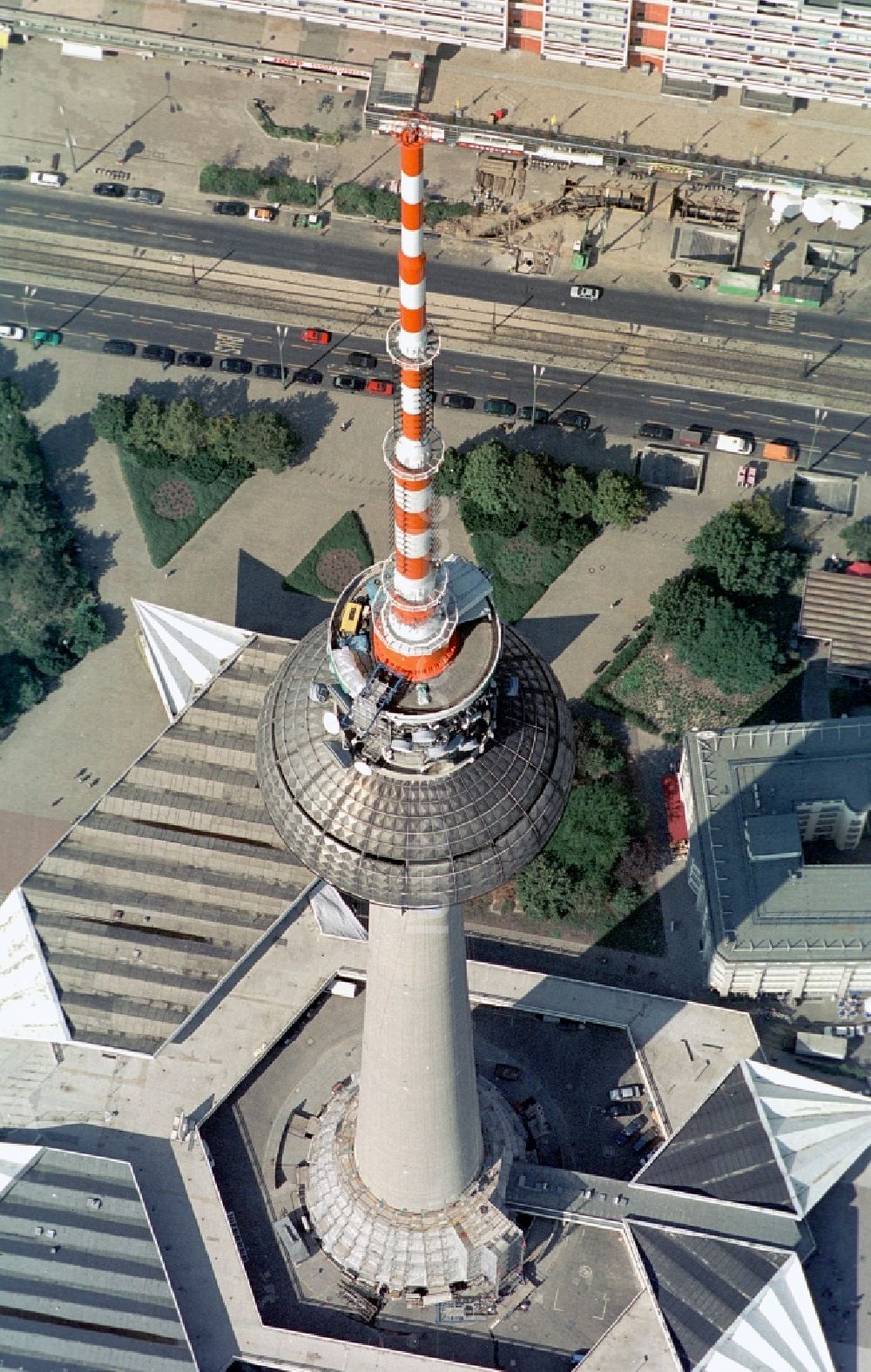 Luftaufnahme Berlin - Kugel des Berliner Fernsehturm im Stadtzentrum Ost der Bundes- Hauptstadt Berlin