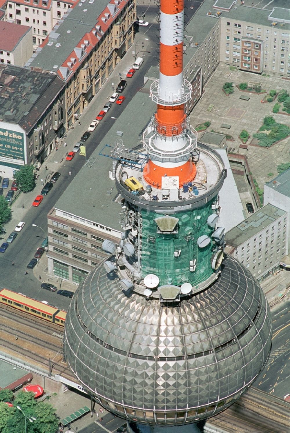 Luftaufnahme Berlin - Kugel des Berliner Fernsehturm im Stadtzentrum Ost der Bundes- Hauptstadt Berlin