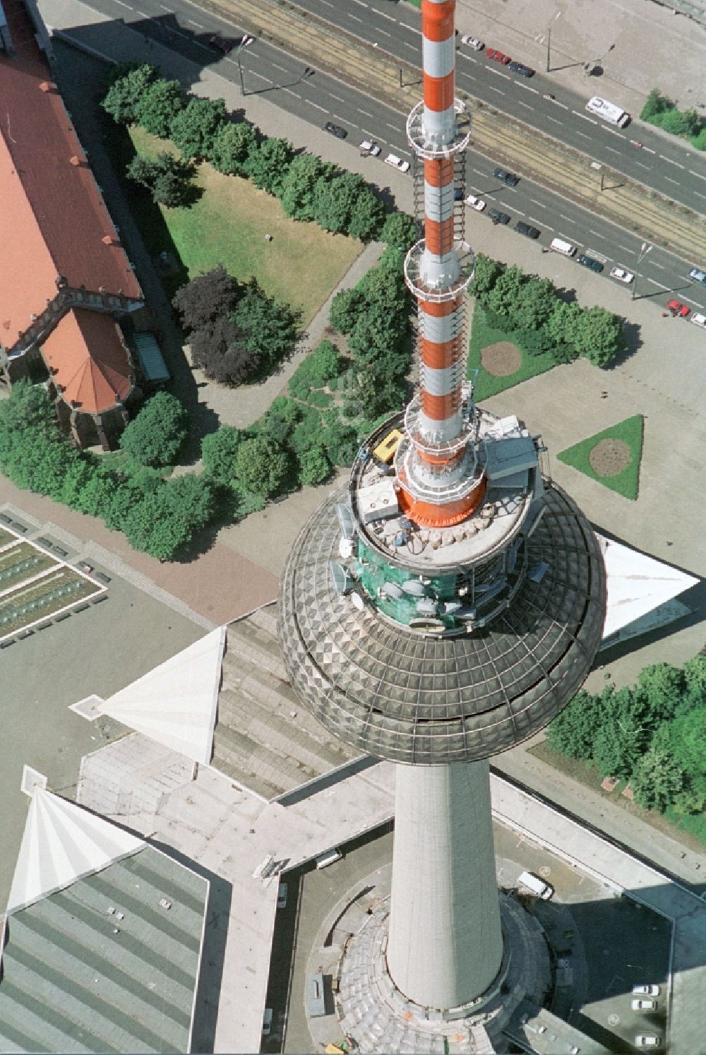 Berlin aus der Vogelperspektive: Kugel des Berliner Fernsehturm im Stadtzentrum Ost der Bundes- Hauptstadt Berlin