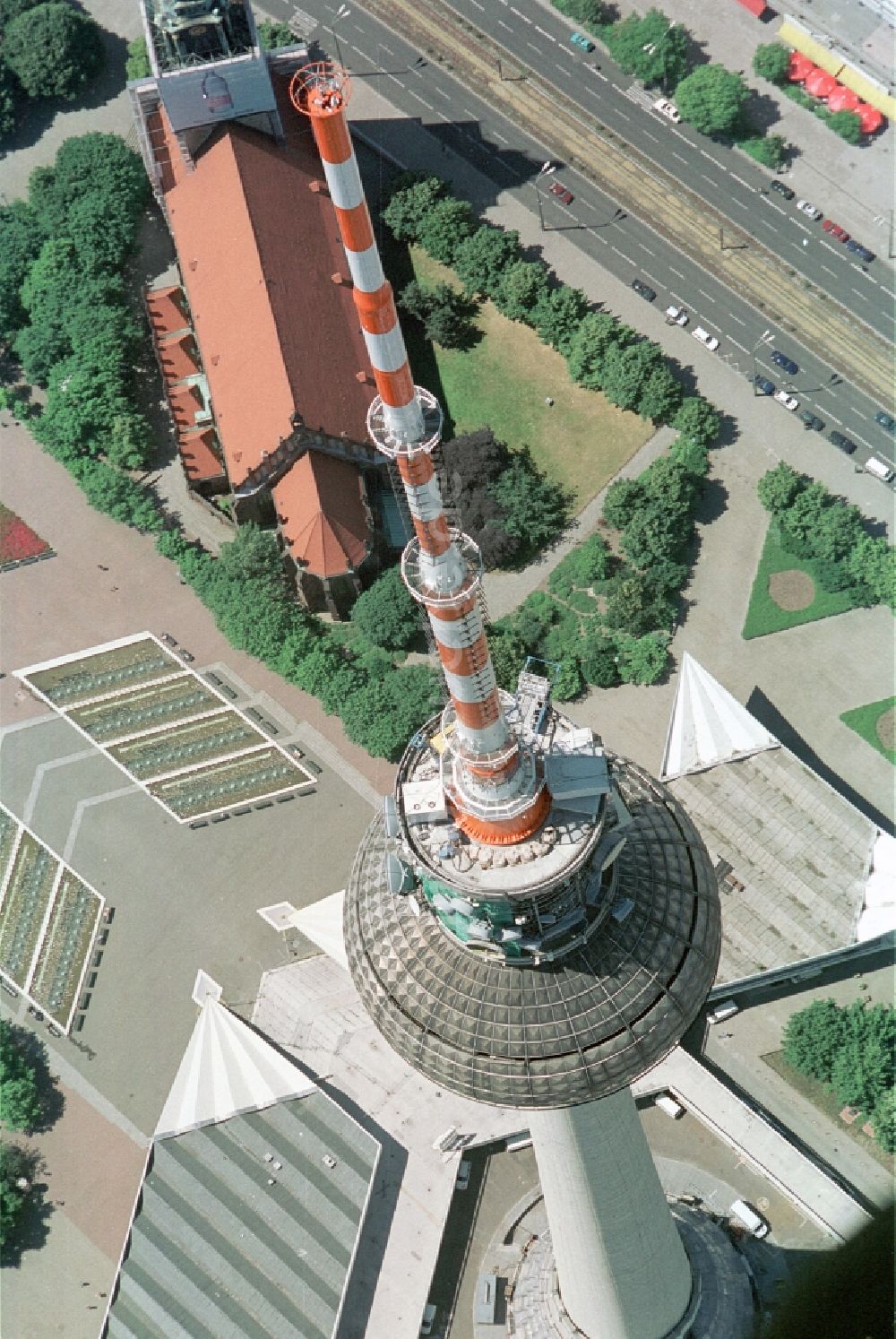 Luftbild Berlin - Kugel des Berliner Fernsehturm im Stadtzentrum Ost der Bundes- Hauptstadt Berlin