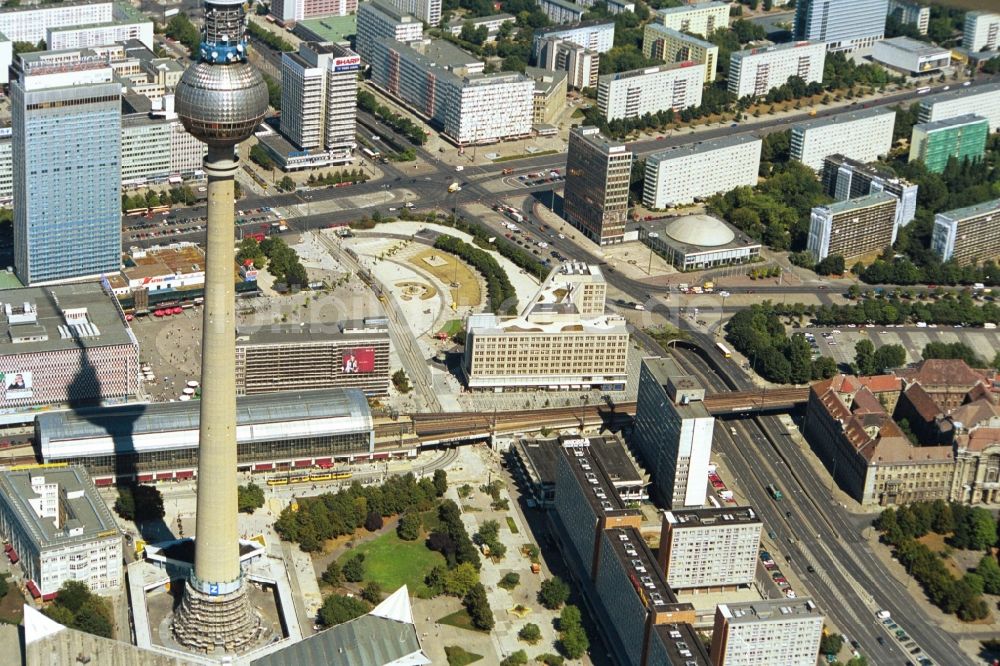 Luftbild Berlin - Kugel des Berliner Fernsehturm im Stadtzentrum Ost der Bundes- Hauptstadt Berlin