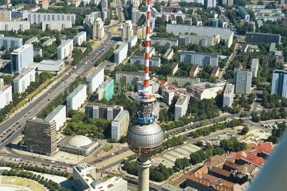 Luftaufnahme Berlin - Kugel des Berliner Fernsehturm im Stadtzentrum Ost der Bundes- Hauptstadt Berlin