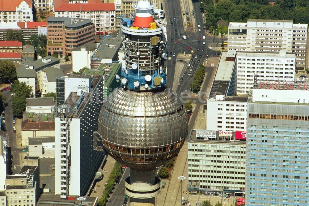 Berlin aus der Vogelperspektive: Kugel des Berliner Fernsehturm im Stadtzentrum Ost der Bundes- Hauptstadt Berlin