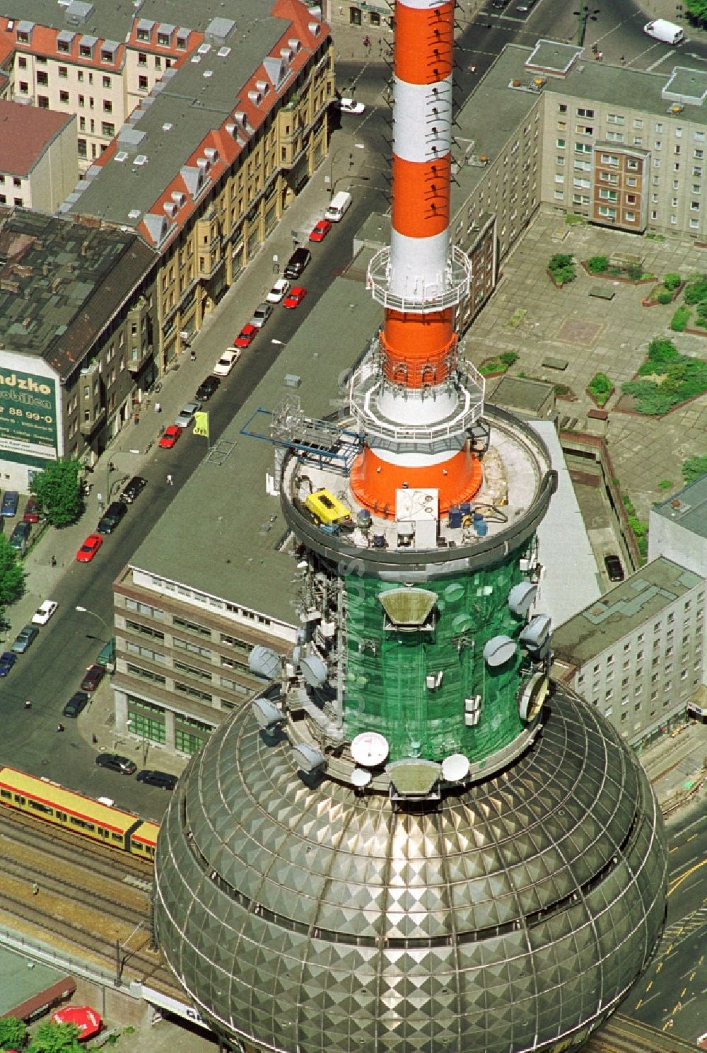 Luftbild Berlin - Kugel des Berliner Fernsehturm im Stadtzentrum Ost der Bundes- Hauptstadt Berlin