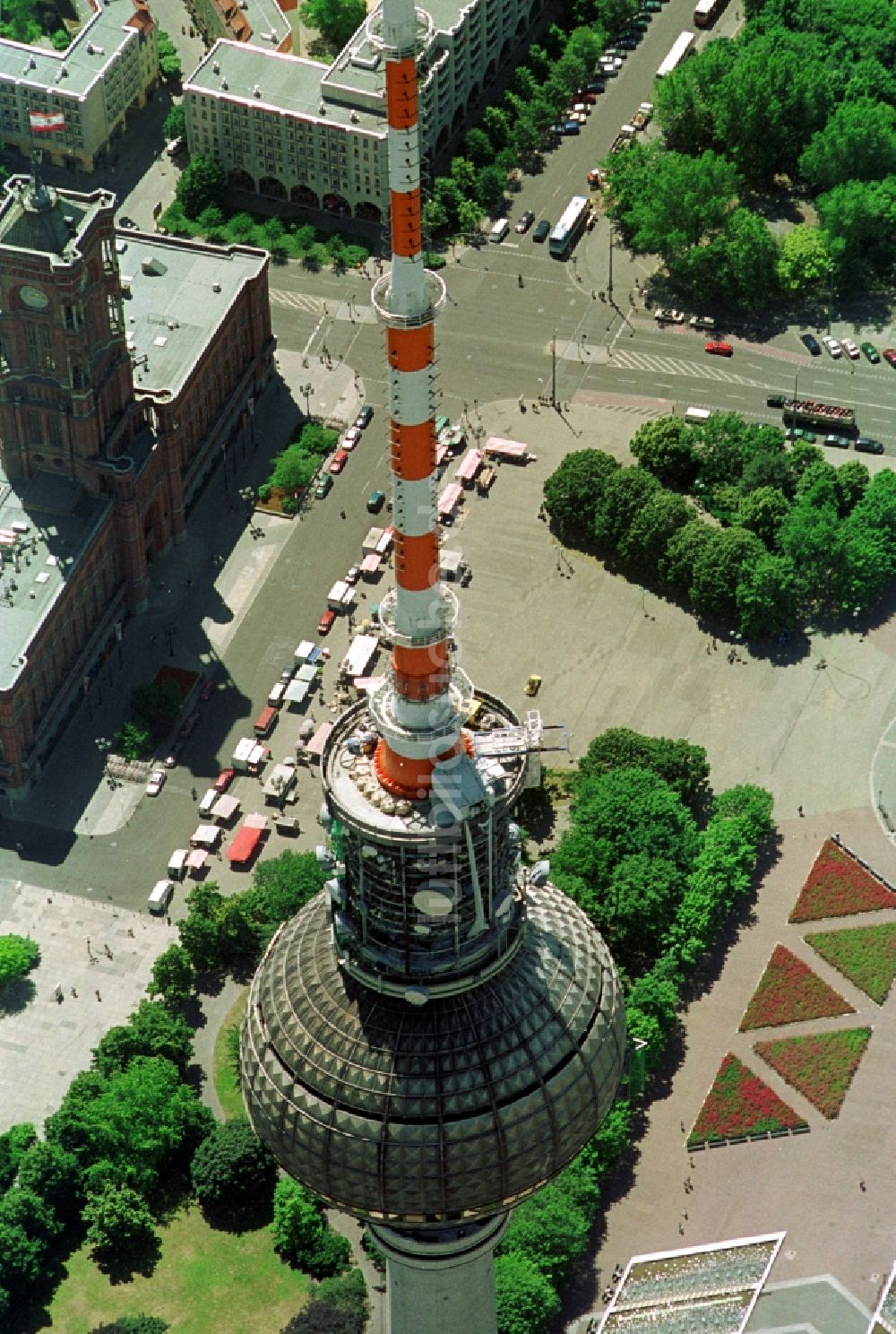 Luftaufnahme Berlin - Kugel des Berliner Fernsehturm im Stadtzentrum Ost der Bundes- Hauptstadt Berlin