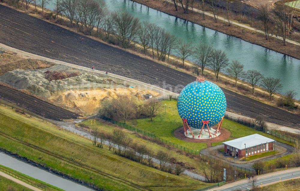 Gelsenkirchen aus der Vogelperspektive: Kugelgasbehälter an der Adenauerallee in Gelsenkirchen im Bundesland Nordrhein-Westfalen, Deutschland