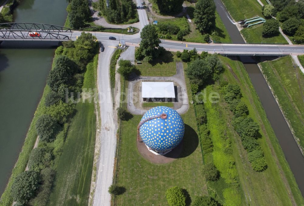 Gelsenkirchen aus der Vogelperspektive: Kugelgasbehälter am grünen Ufer des Rhein - Herne - Kanals in Gelsenkirchen in Nordrhein-Westfalen