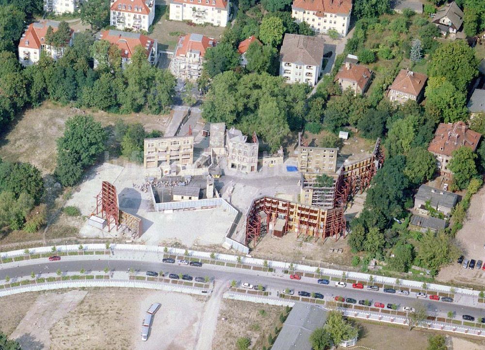 Luftaufnahme Potsdam - Babelsberg - Kulisse eines ehem. Grenzstreifens an der Berliner Sonnenallee auf dem Gelände des Filmparks Babelsberg in Potsdam.