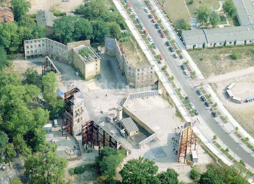 Potsdam - Babelsberg von oben - Kulisse eines ehem. Grenzstreifens an der Berliner Sonnenallee auf dem Gelände des Filmparks Babelsberg in Potsdam.