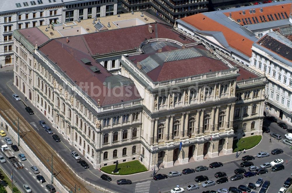 Budapest aus der Vogelperspektive: Kultur- und Kunst- Zentrum im Akademiegebäude Ungarische Akademie der Wissenschaften in Budapest in Ungarn