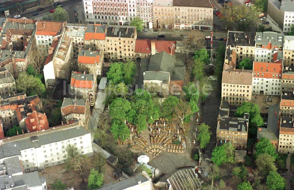 Luftaufnahme Berlin - Kulturhaus Am Prater in der Kastanienallee im Prenzlauer-Berg