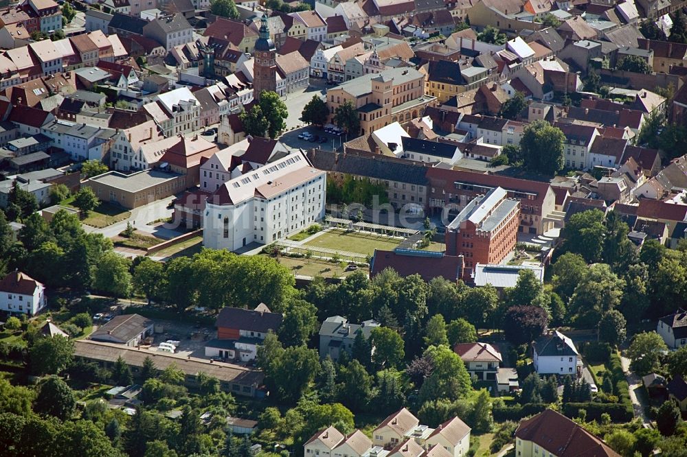 Luckau aus der Vogelperspektive: Kulturkirche und ehem. Gefängnis im Stadtzentrum von Luckau im Bundesland Brandenburg