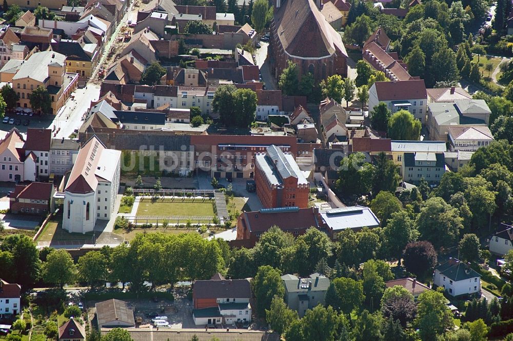 Luftbild Luckau - Kulturkirche und ehem. Gefängnis im Stadtzentrum von Luckau im Bundesland Brandenburg