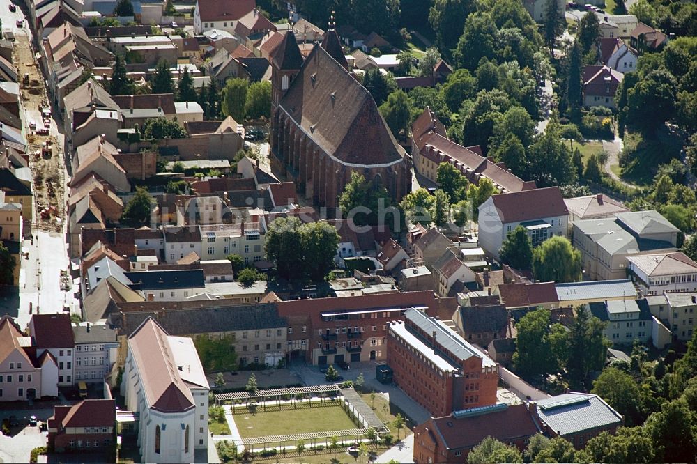 Luckau von oben - Kulturkirche und ehem. Gefängnis im Stadtzentrum von Luckau im Bundesland Brandenburg