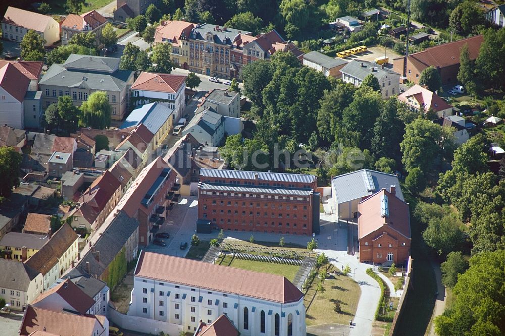 Luckau aus der Vogelperspektive: Kulturkirche und ehem. Gefängnis im Stadtzentrum von Luckau im Bundesland Brandenburg