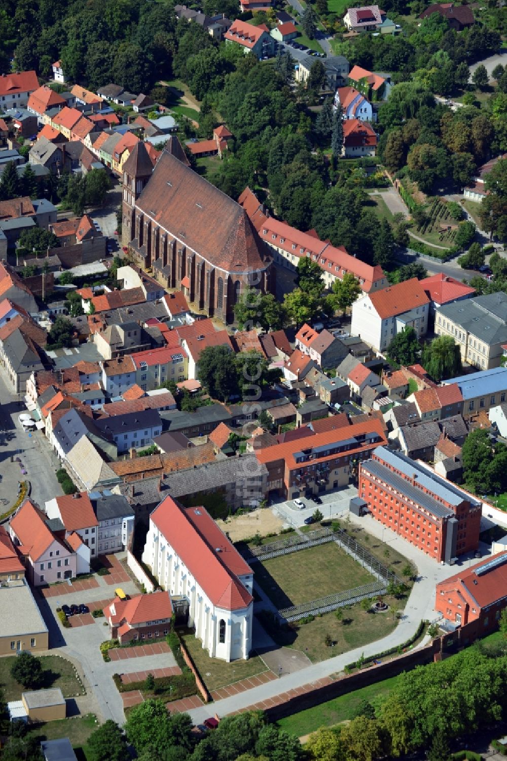 Luftaufnahme Luckau - Kulturkirche und ehem. Gefängnis im Stadtzentrum von Luckau im Bundesland Brandenburg