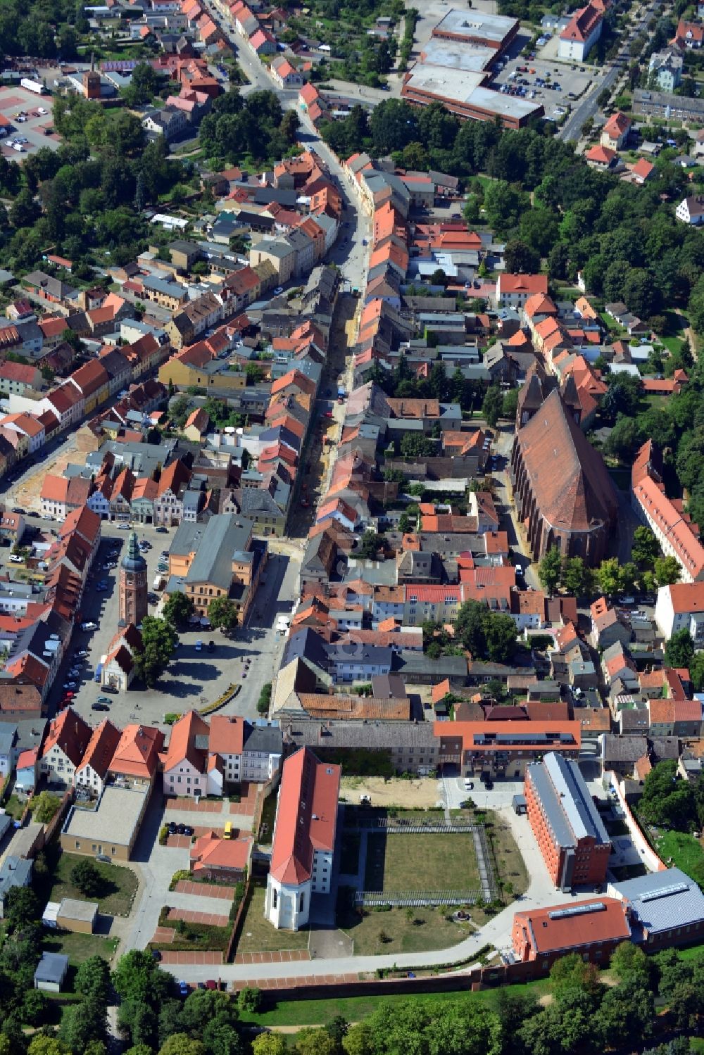 Luckau von oben - Kulturkirche und ehem. Gefängnis im Stadtzentrum von Luckau im Bundesland Brandenburg