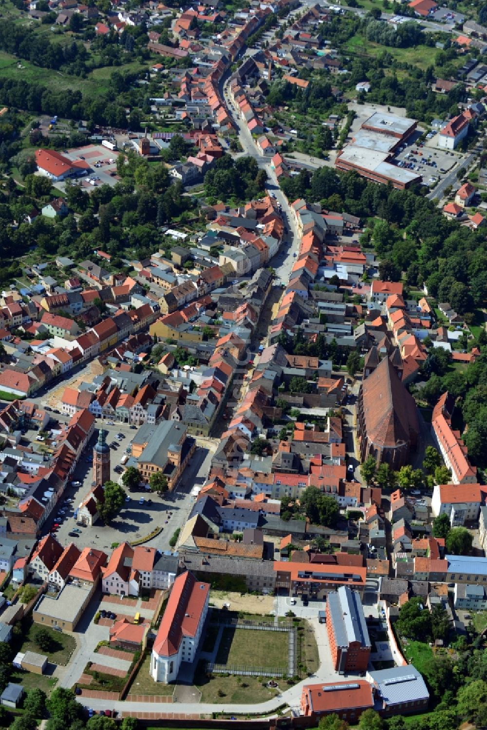 Luckau aus der Vogelperspektive: Kulturkirche und ehem. Gefängnis im Stadtzentrum von Luckau im Bundesland Brandenburg