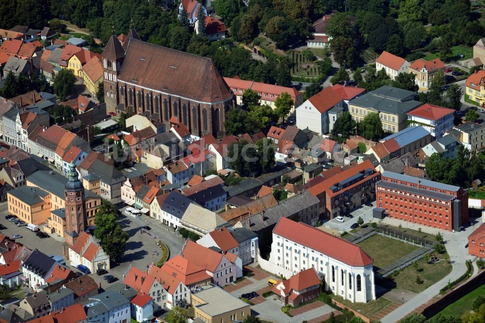 Luftaufnahme Luckau - Kulturkirche und ehem. Gefängnis im Stadtzentrum von Luckau im Bundesland Brandenburg