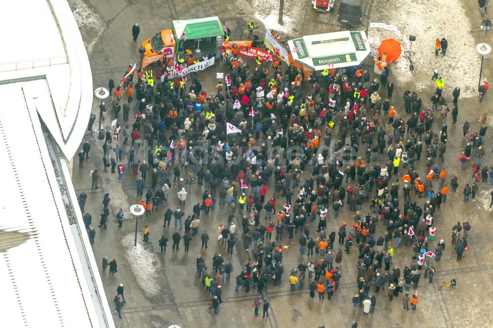 Dortmund von oben - Kundgebung und Demonstration gegen Zeitungsschließung und Zeitungssterben anläßlich der Schliessung der Westfaelischen Rundschau auf dem Alten Markt in Dortmund im Bundesland Nordrhein-Westfalen 