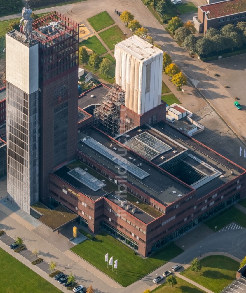 Luftaufnahme Gelsenkirchen - Kunst- Figur HERKULES VON GELSENKIRCHEN auf dem Erschließungsturm am Bürogebäude des Verwaltungs- und Geschäftshauses der Vivawest Wohnen GmbH in Gelsenkirchen im Bundesland Nordrhein-Westfalen